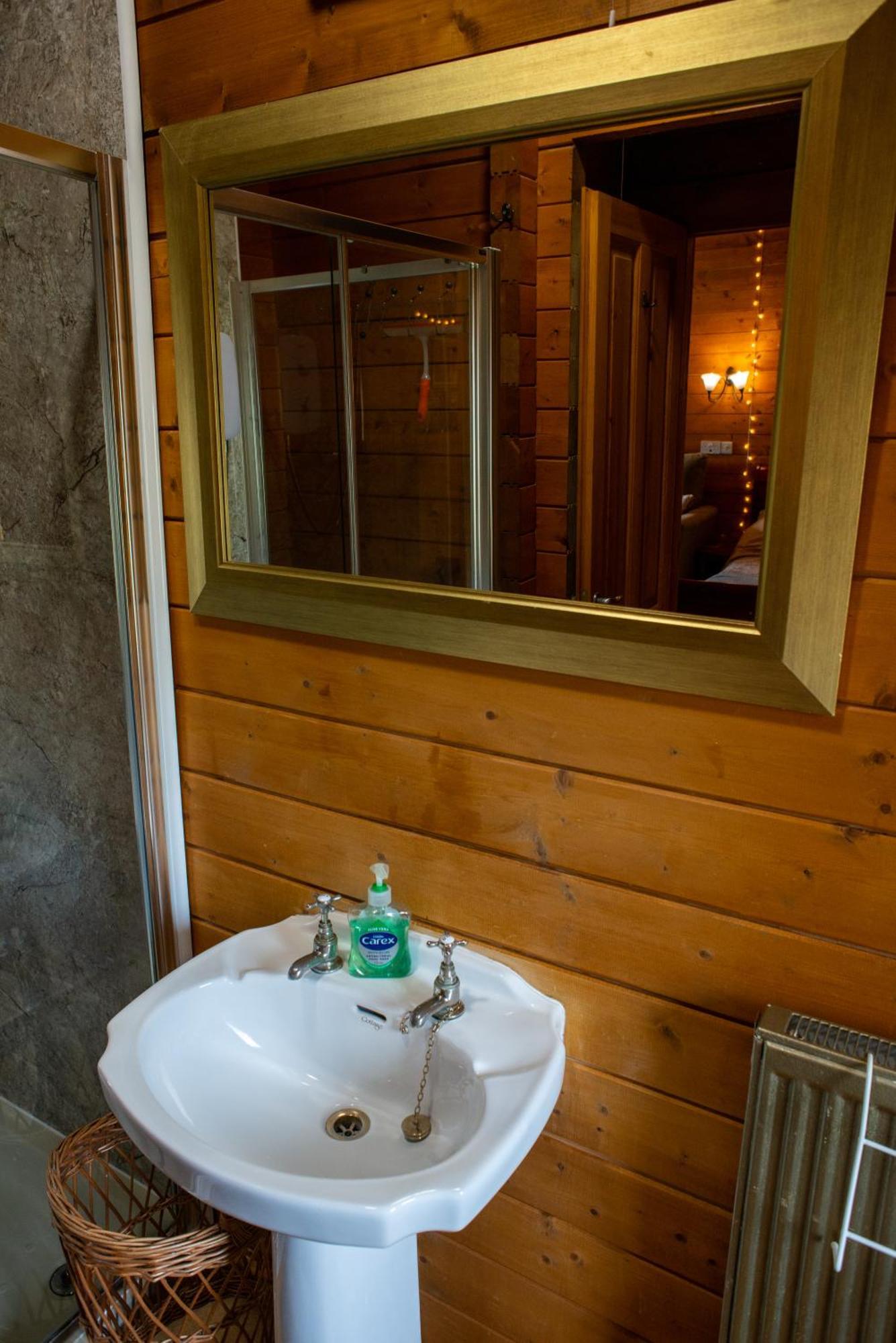 Cherry Cabin - Little Log Cabin In Wales Bettws Cedewain Екстериор снимка