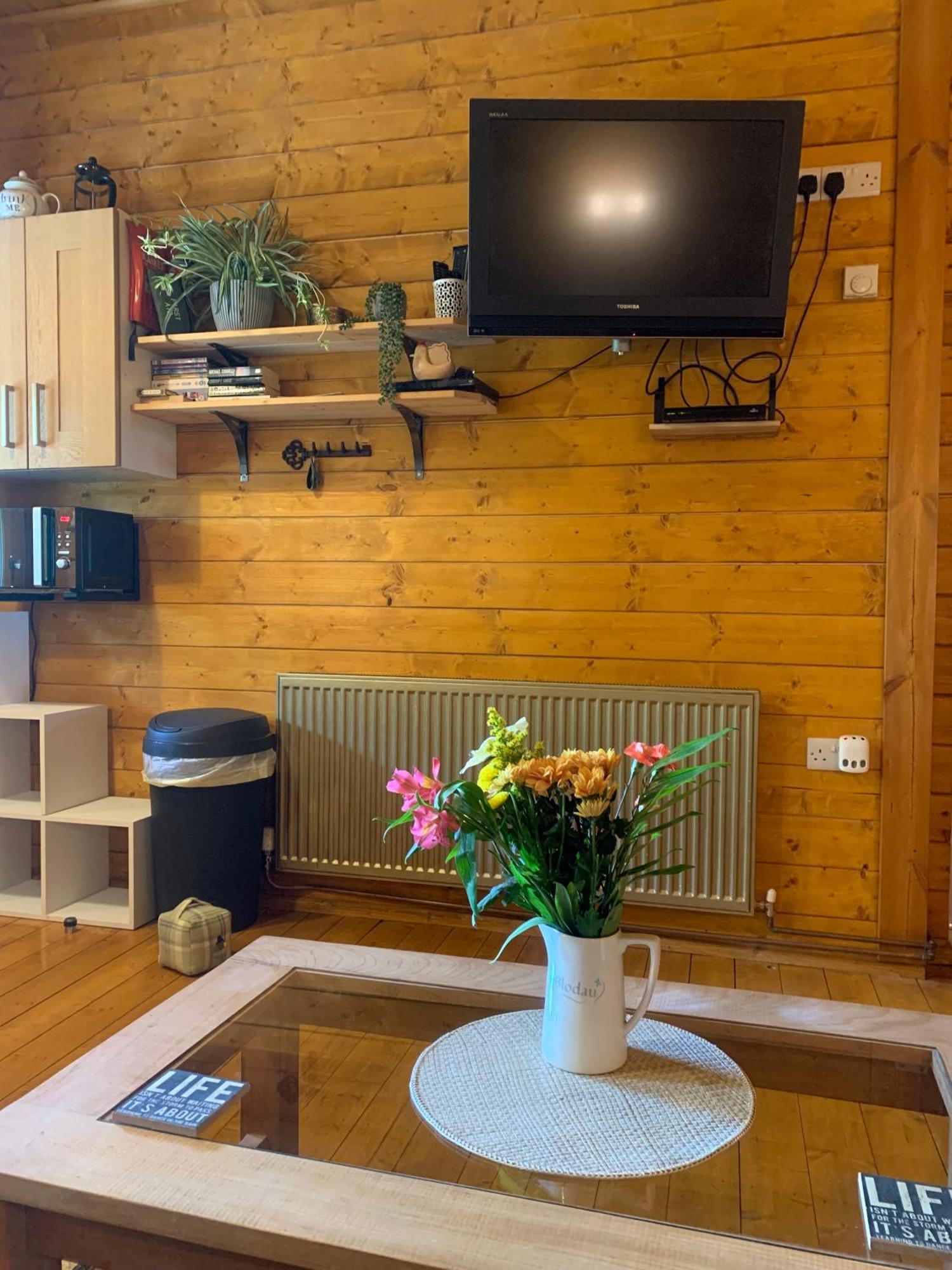 Cherry Cabin - Little Log Cabin In Wales Bettws Cedewain Екстериор снимка