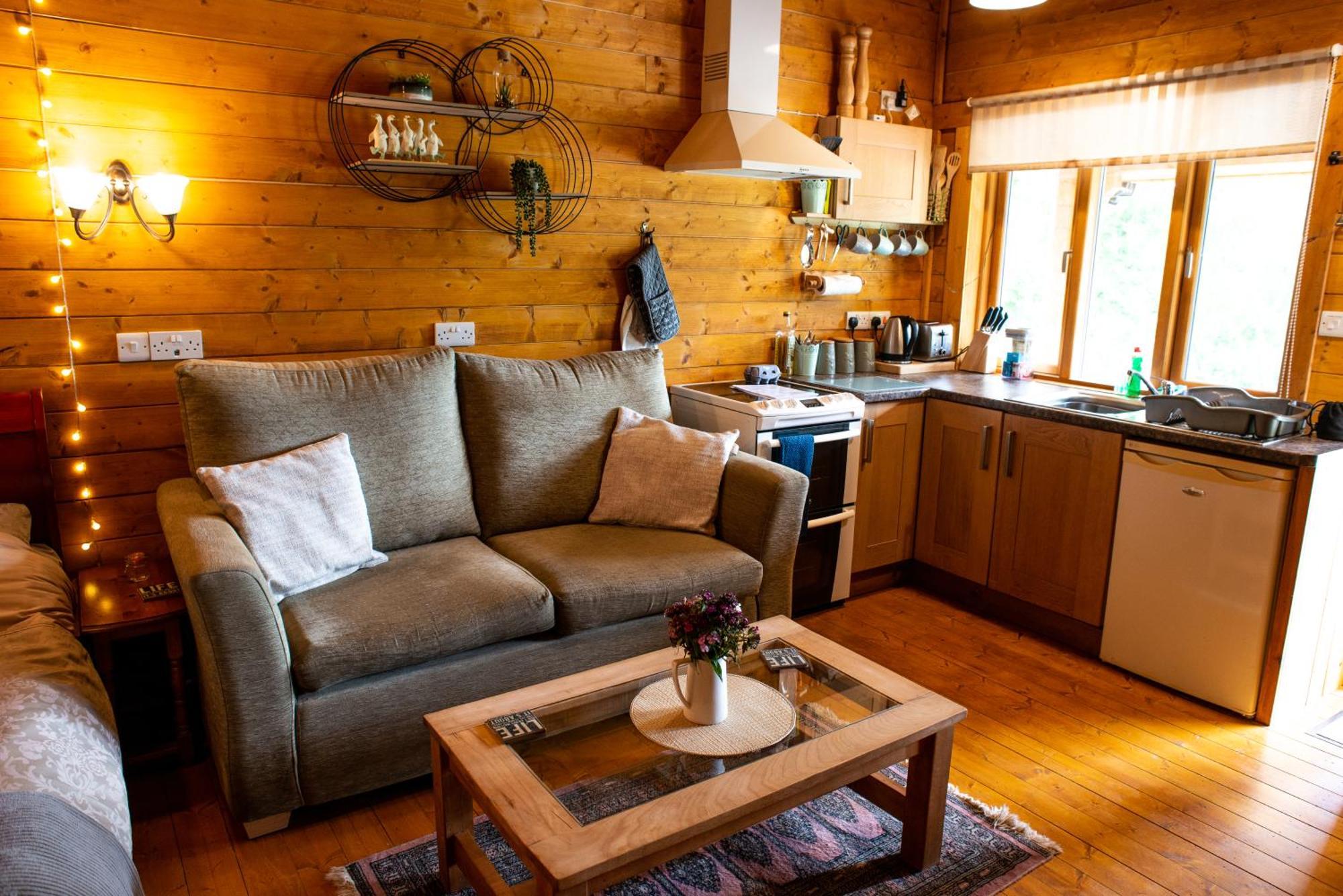 Cherry Cabin - Little Log Cabin In Wales Bettws Cedewain Екстериор снимка